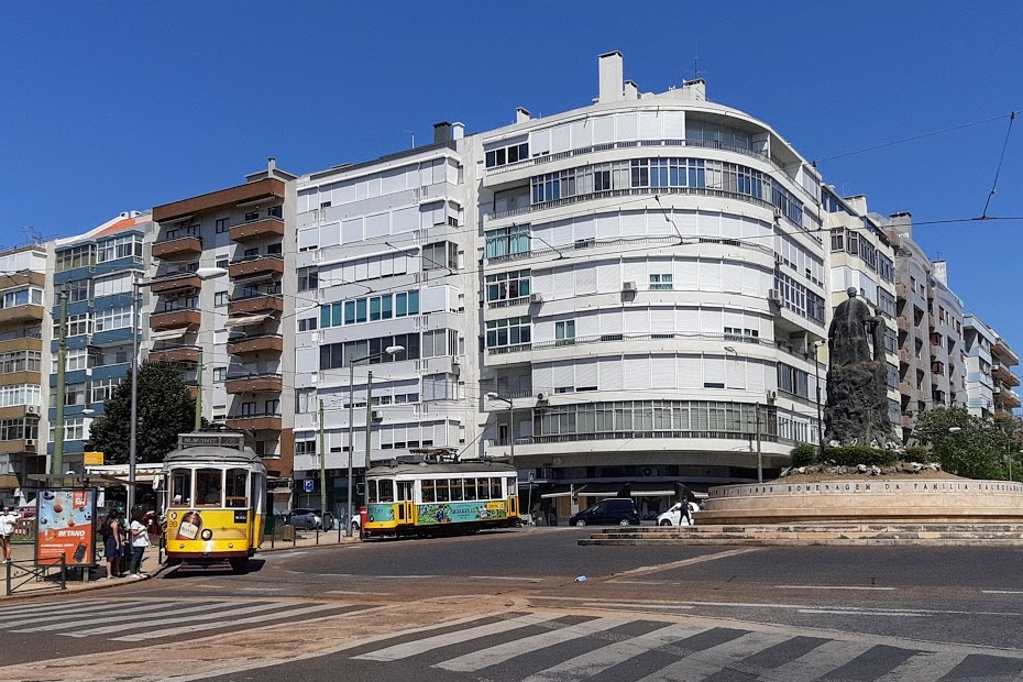 tram 28 stop at São João Bosco Square